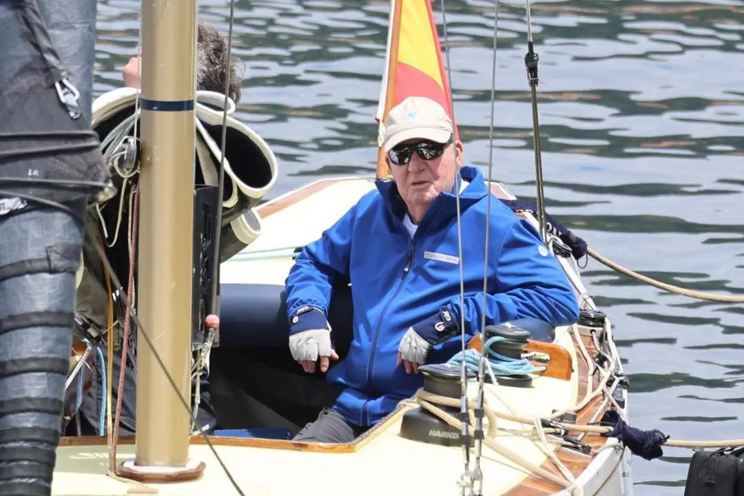 El Rey Juan Carlos embarcando en el club n&aacute;utico. - Ra&uacute;l Terrel / Europa Press