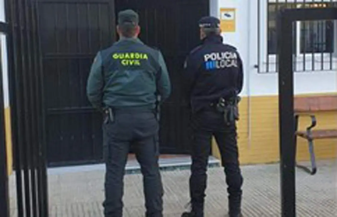 Guardia Civil y Polic&iacute;a Local de Isla Cristina. - VH