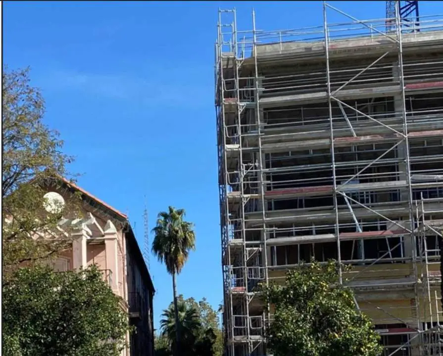 La Casa Rosa y el edificio del futuro hotel. - MJF