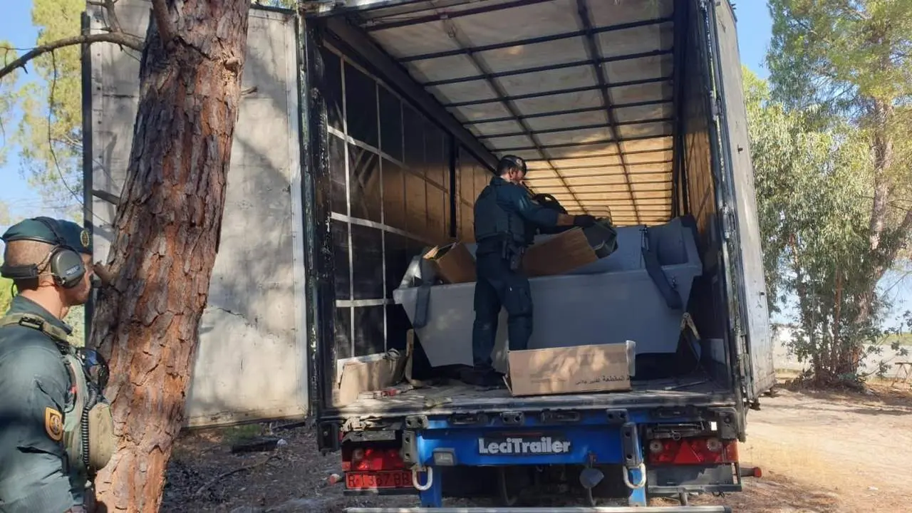 Agentes cargan una de las embarcaciones intervenidas en la operaci&oacute;n contra el narcotr&aacute;fico. - EP