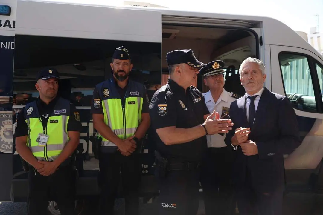 Marlaska, con agentes de la Polic&iacute;a Nacional en el Puerto de Algeciras - EP