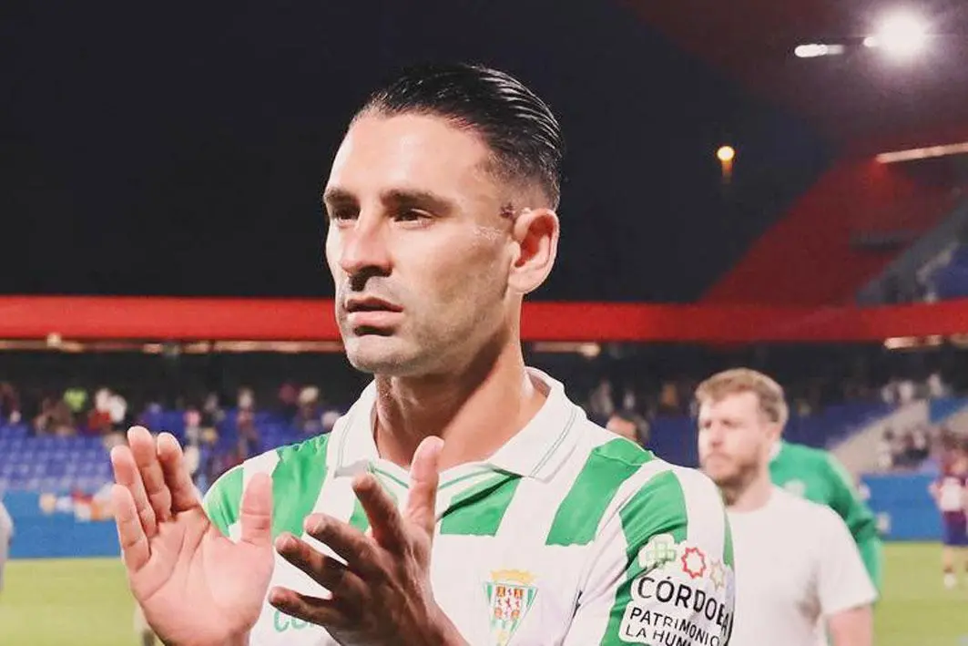 Kike M&aacute;rquez aplaude a los aficionados en Barcelona - CCF