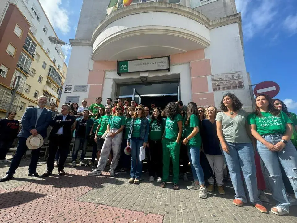 Protesta contra el recorte de FP a distancia en el IES Columela. - VIVA