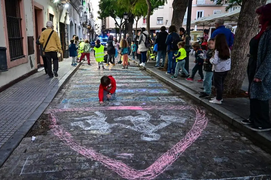 Ni&ntilde;os y ni&ntilde;as pintan con tizas en la calzada en Plaza del Mentidero. - Eulogio Garc&iacute;a