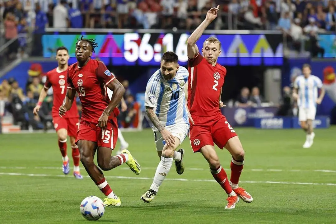 Messi, entre dos jugadores canadienses. - EFE