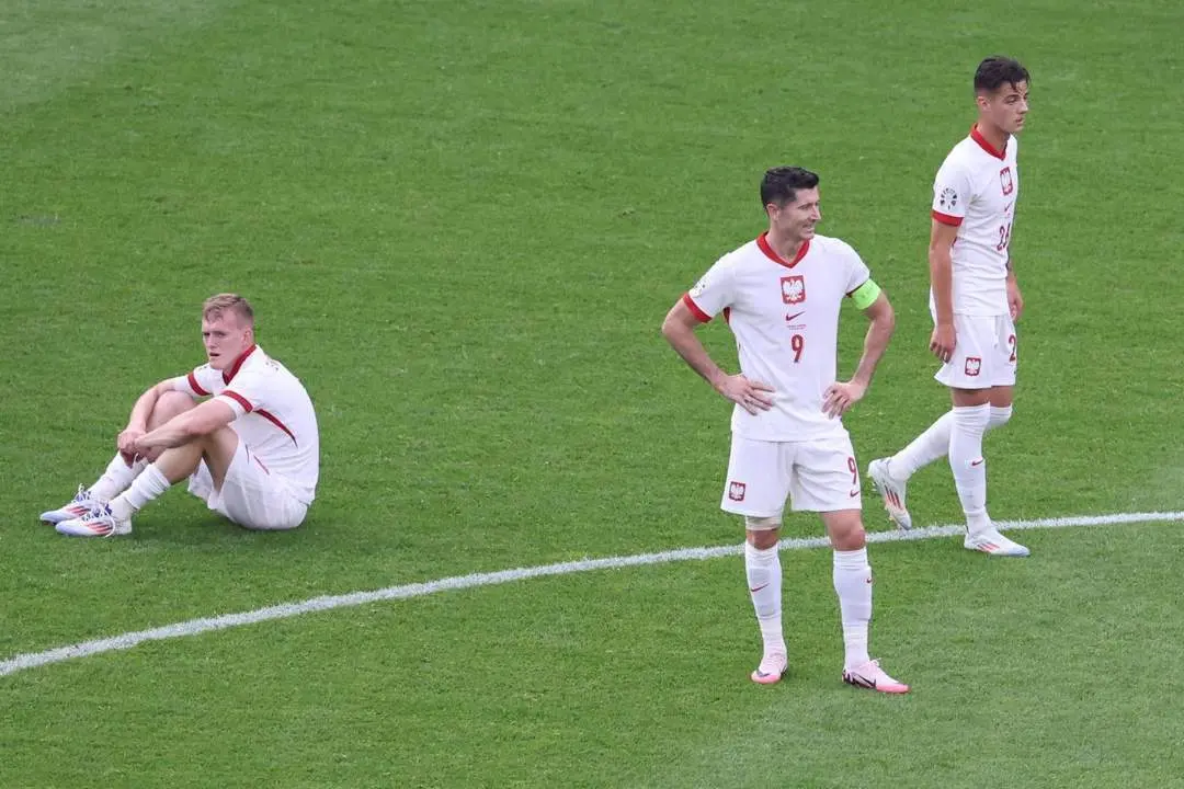 Lewandowski se lamanta, al igual que sus compa&ntilde;eros, tras la derrota. - EFE