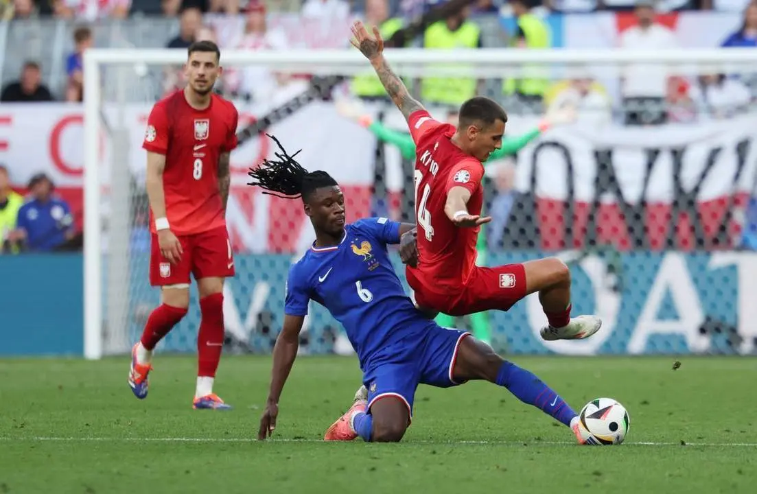 Kamavinga recupera un bal&oacute;n en el Francia-Polonia. - EFE