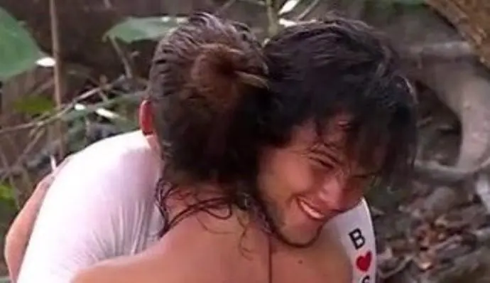 Adara y Bosco fundi&eacute;ndose en un cari&ntilde;oso abrazo. - Telecinco