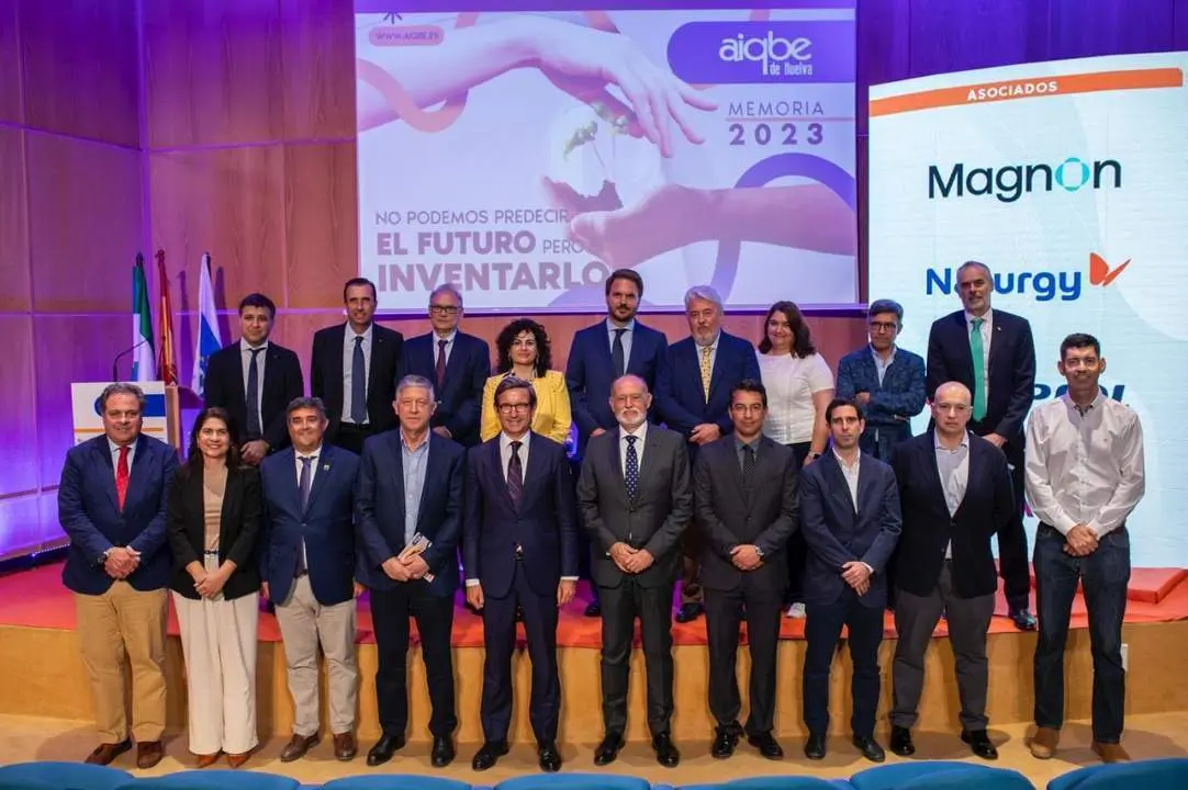 Foto de familia en la presentaci&oacute;n de la Memoria de Aiqbe. - VH