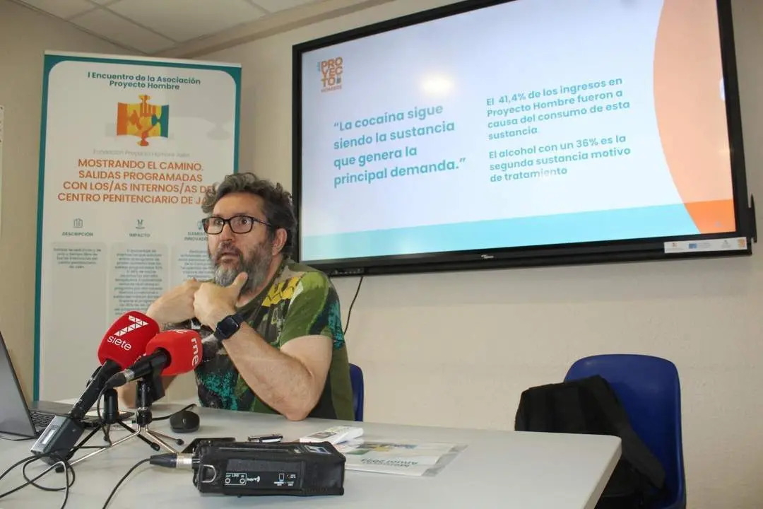 Pedrero en rueda de prensa.  - Proyecto Hombre