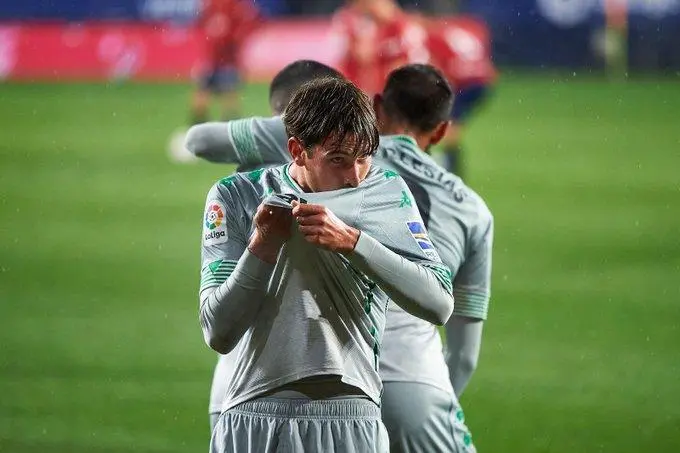 El lateral izquierdo del Real Betis, Juan Miranda, besa el escudo de la camiseta tras marcar un gol a Osasuna esta temporada.  - rbb