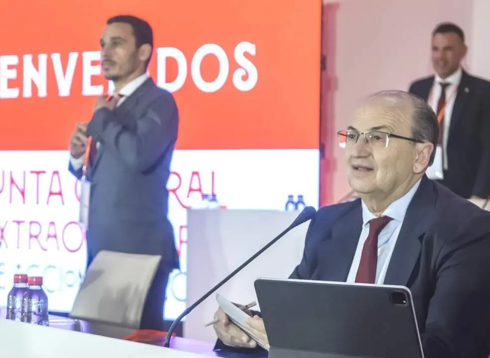 Del Nido Carrasco, de pie, ante Castro. - EFE