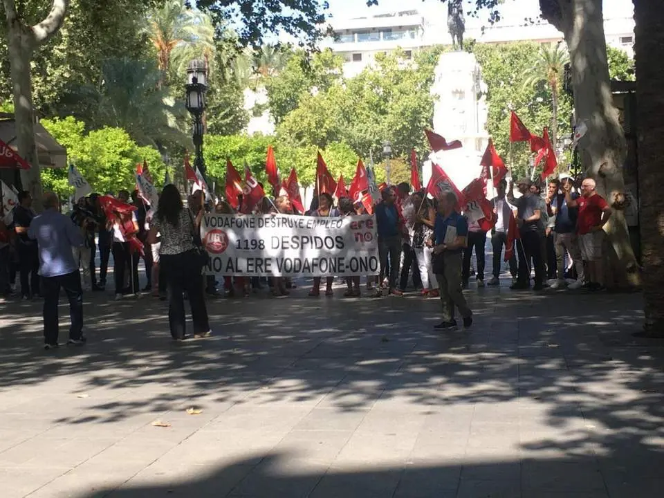 La protesta ante el Ayuntamiento de Sevilla. - CT
