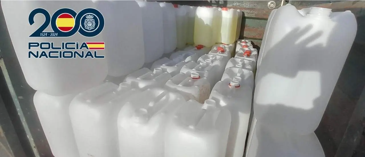 Las garrafas de gasolina intervenidas.  - Polic&iacute;a Nacional
