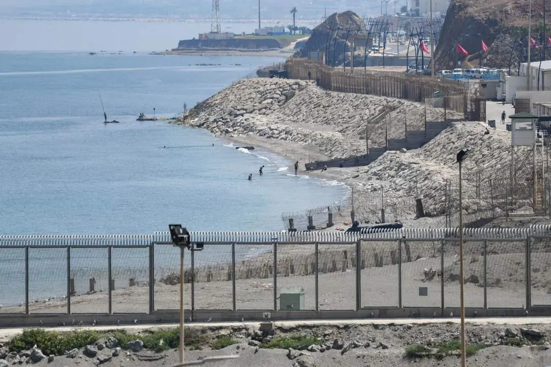 Guardias marroqu&iacute;es vistos desde el espig&oacute;n de la playa del Tarajal. - Europa Press
