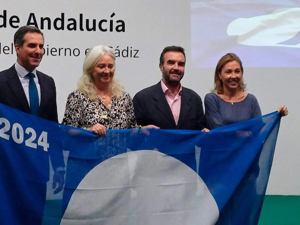 MILL&Aacute;N ALEGRE RECOGE LAS BANDERAS AZULES. - VIVA