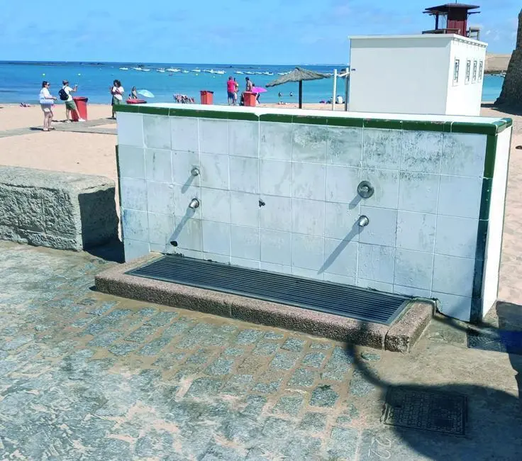 Lavapi&eacute;s instalado en la playa de La Caleta. - Mar&iacute;a Palacios