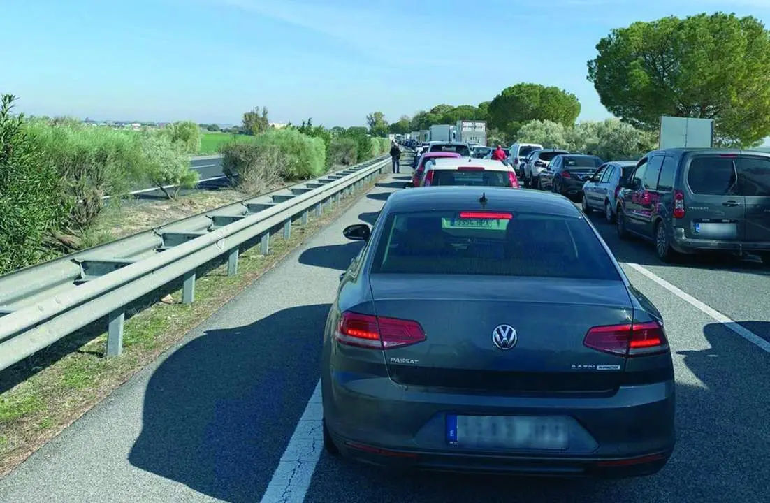 Atascos en la autopista AP4 entre Sevilla y Jerez - Viva