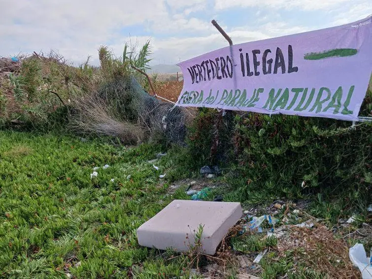 Vertido denunciado por Agaden. - Agaden