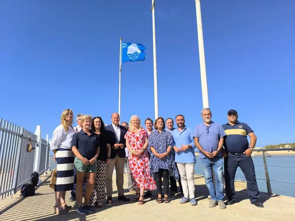 Las autoridades posan bajo la Bandera azul de Sancti Petri - VIVA