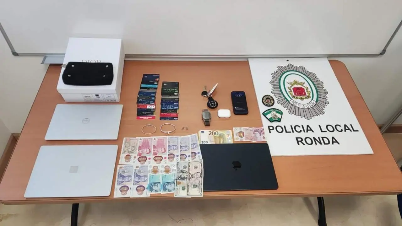 Pertenencias incautadas al detenido. - AYUNTAMIENTO DE RONDA
