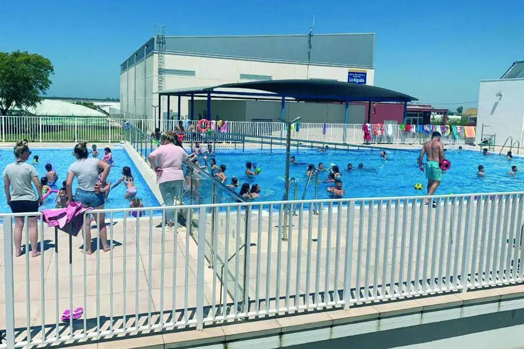 Los alumnos utilizan en el Refuerzo Estival las dos piscinas - CMCR