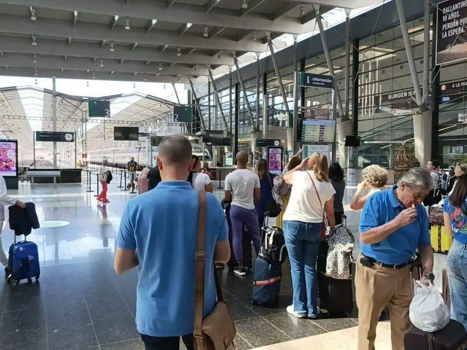 Esperas y colas en la estaci&oacute;n Mar&iacute;a Zambrano. - VM