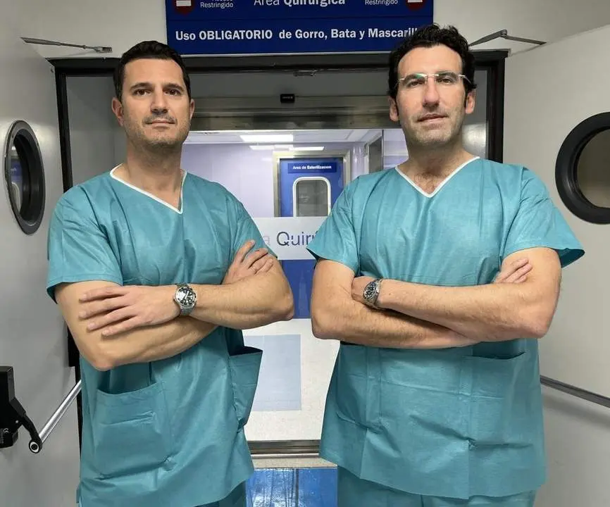 Los ur&oacute;logos Juan Leal y Fran Rivera. - QUIR&Oacute;NSALUD
