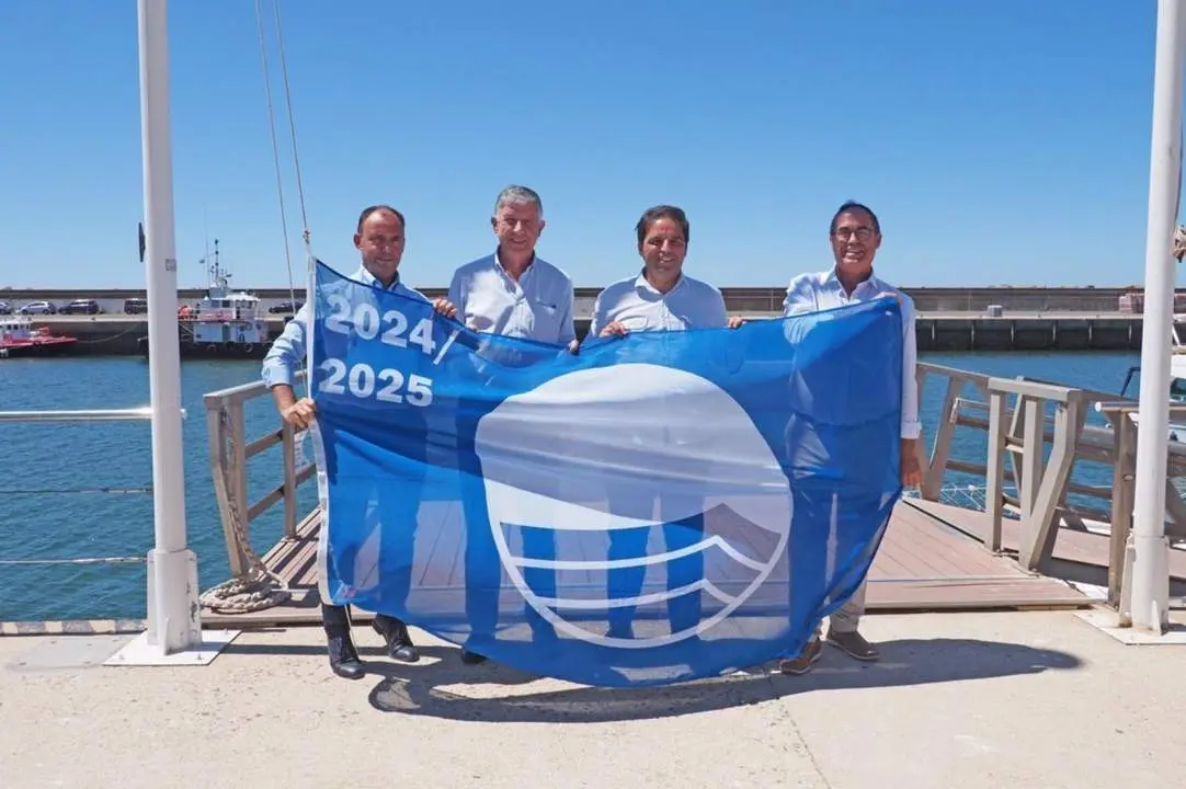 Momento de la izada de bandera azul en Mazag&oacute;n  - J.A.