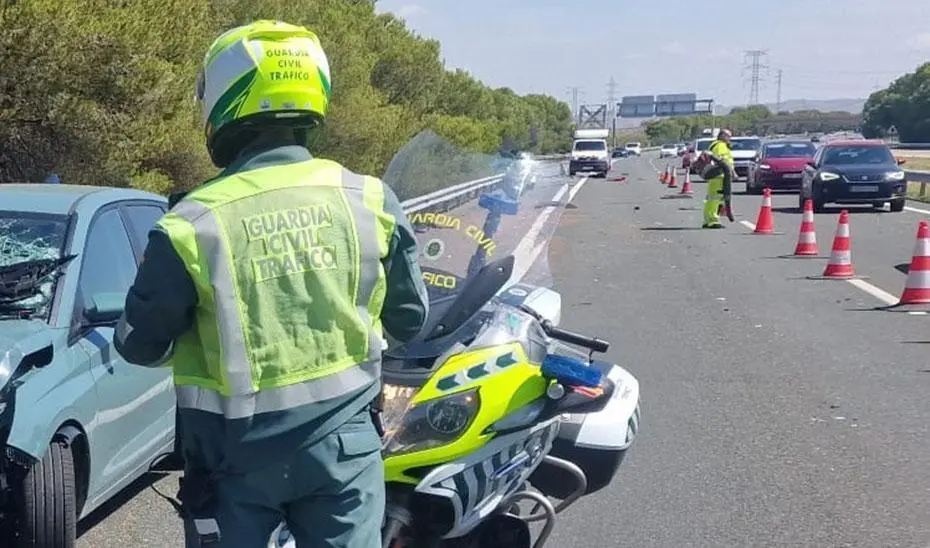 Agente de la Guardia Civil de Tr&aacute;fico en un accidente. - 112.