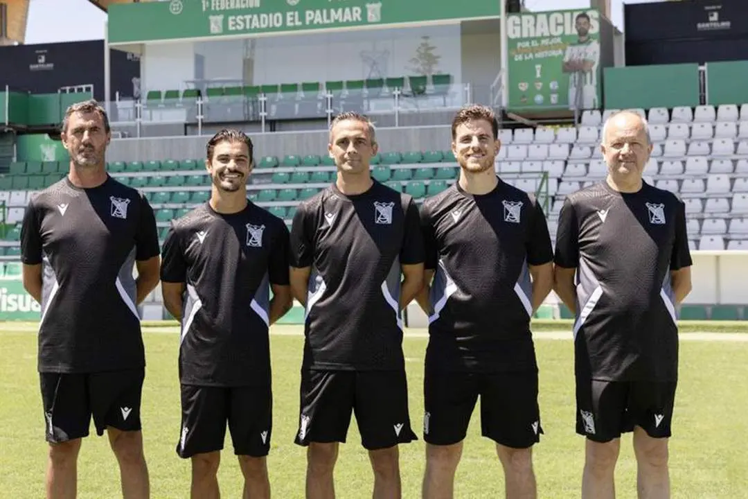 Aitor Mart&iacute;nez -en el centro- y su cuerpo t&eacute;cnico - ASCF