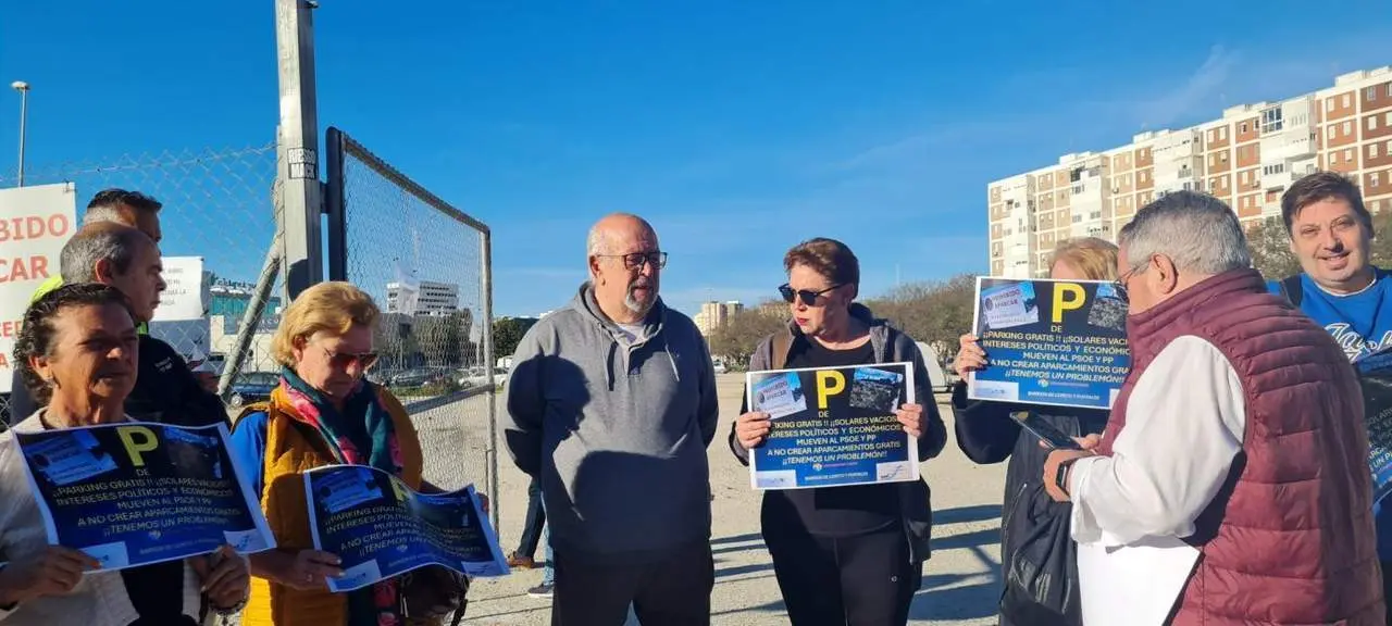 Protesta de vecinos de Puntales y Loreto por el aparcamiento. - VIVA