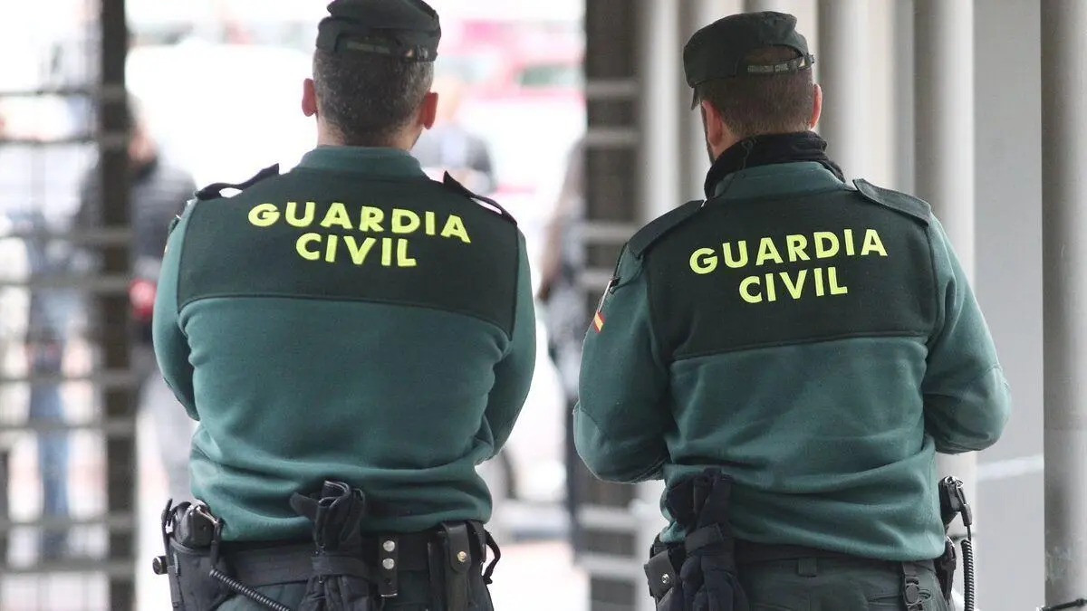 Agentes de la Guardia Civil.   - 