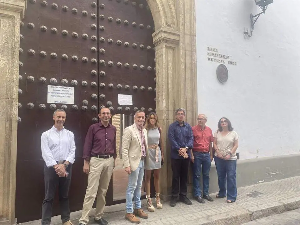 Autoridades a las puertas del Convento de Santa In&eacute;s. - EP.