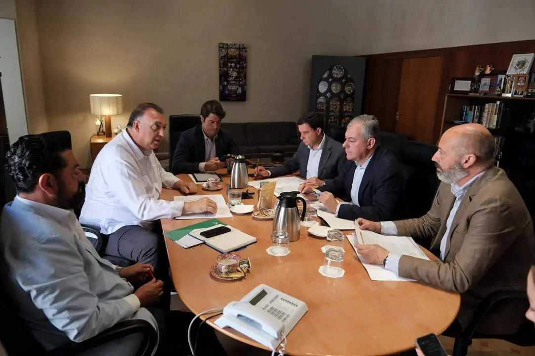 REUNI&Oacute;N ENTRE JUNTA Y AYUNTAMIENTO. - AYTO