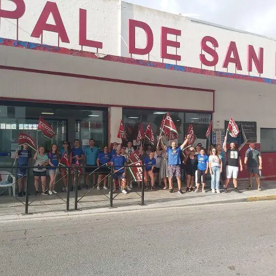 Huelga en la piscina municipal de San Roque. - AI