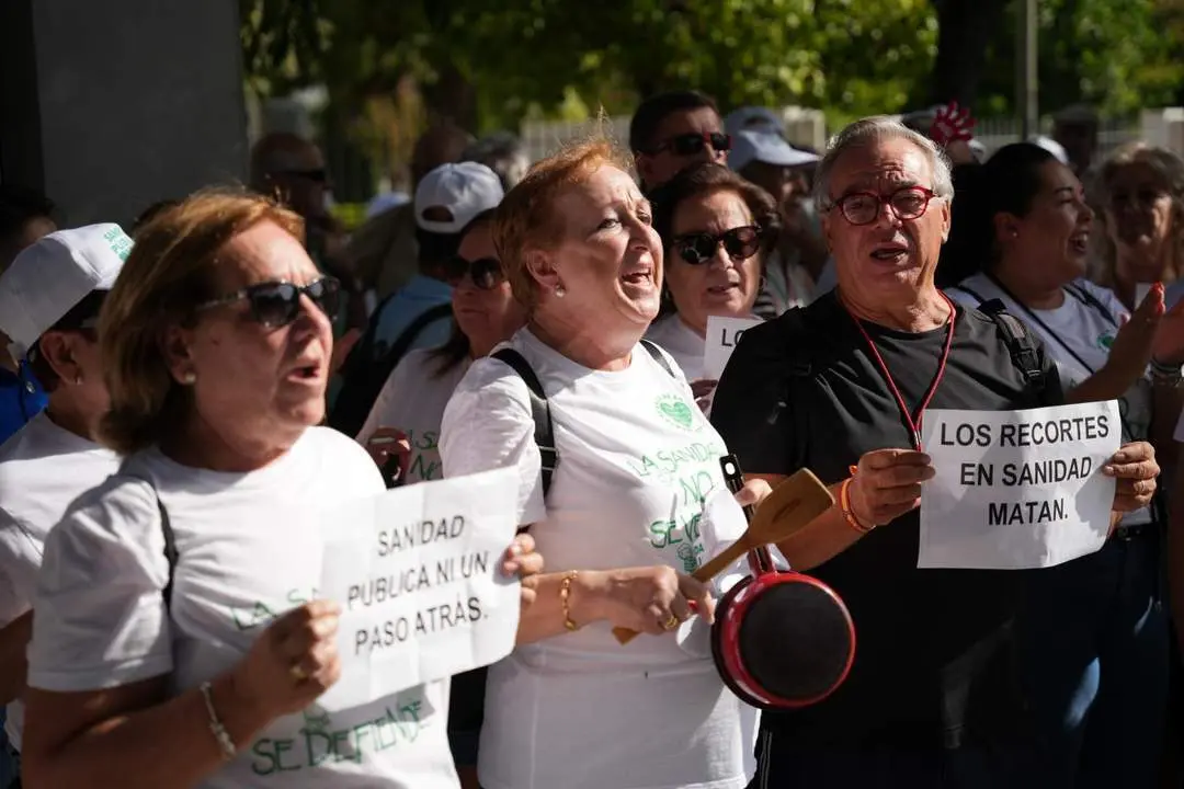 Concentraci&oacute;n de Marea Blanca en protesta por la situaci&oacute;n sanitaria.  - EP