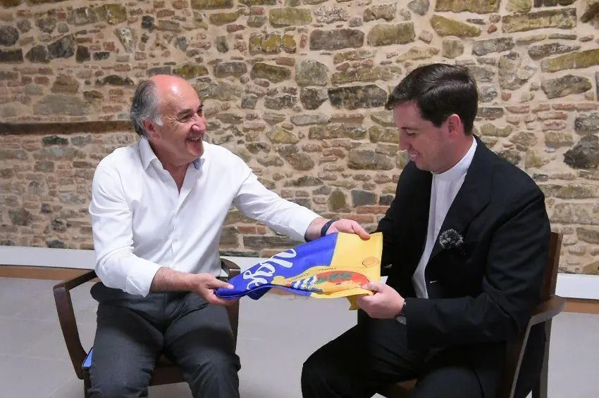 Entrega de la bandera de Algeciras al p&aacute;rroco que peregrina a Lourdes. - AI