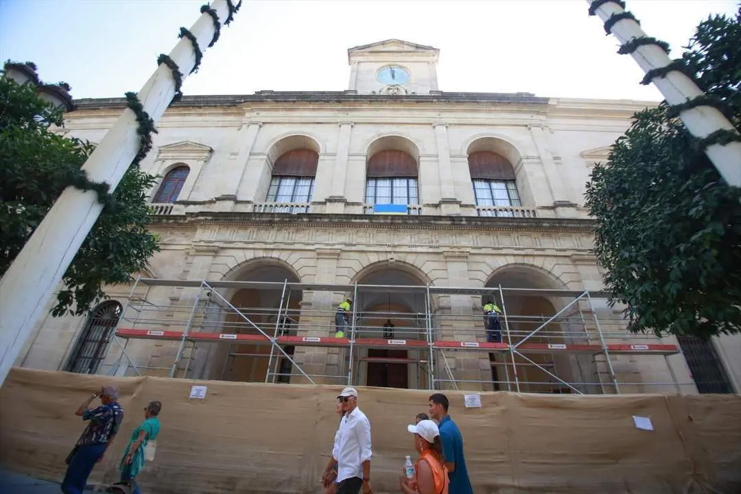  Operarios trabajando en el montaje de los andamios. - EP.