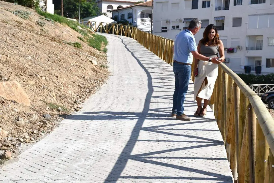 Barandilla de madera en el acceso a la playa de Torreguadiaro. - AI