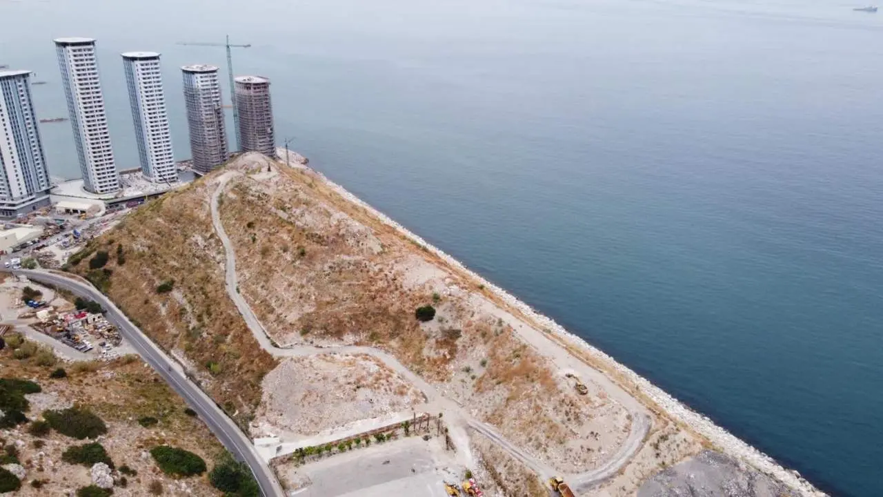 Rellenos y monta&ntilde;a de &aacute;ridos en la zona de Eastside. - AI