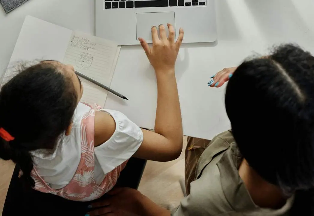 Una madre ayuda a su hija con los deberes. - Pexels - Foto de August de Richelieu 