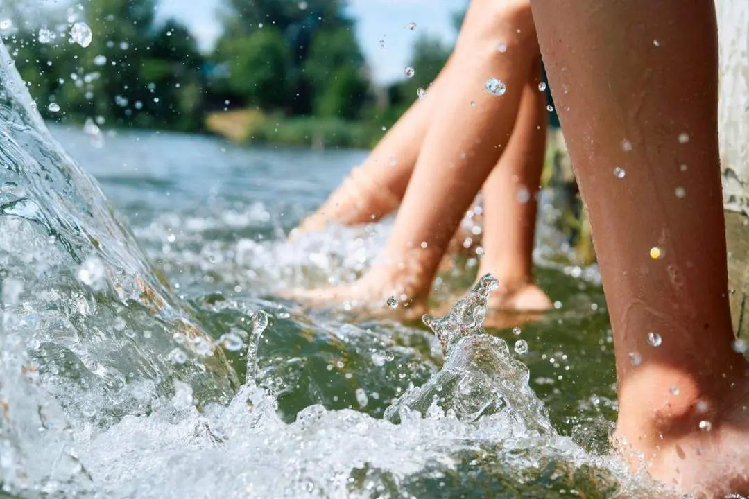 Imagen de personas refresc&aacute;ndose en un r&iacute;o. - Foto de la Alianza Boehringer Ingelheim y Lilly