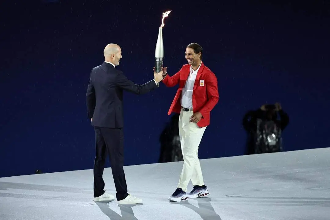 Rafa Nadal recibe la antorcha ol&iacute;mpica de Zidane. - EFE/EPA/CHRISTOPHE PETIT TESSON