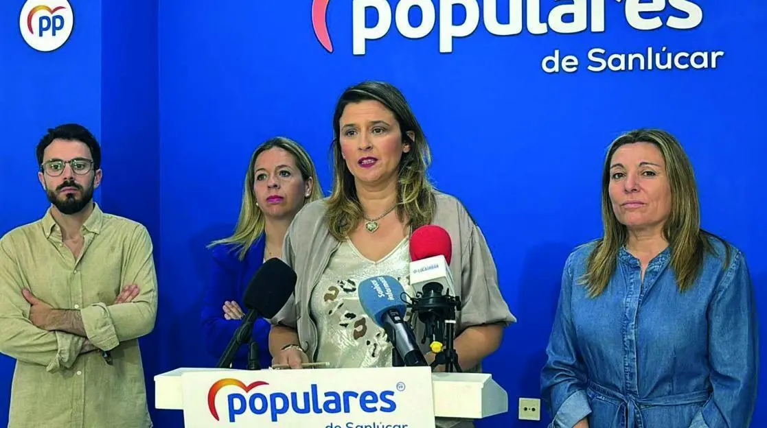 Carmen P&eacute;rez, con concejales, en rueda de prensa. - VIVA