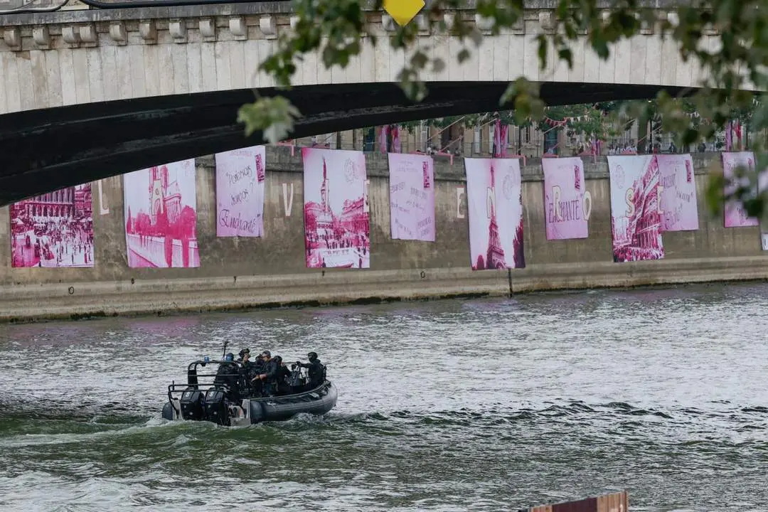 Fuerzas de seguridad patrullan a lo largo del r&iacute;o Sena. - EFE/Julio Mu&ntilde;oz