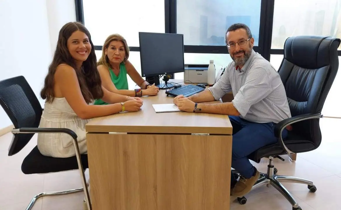Franco, con la autora del trabajo de fin de grado sobre el aeropuerto. - AI
