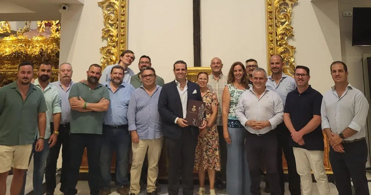 Momento de la firma del nuevo contrato - HERMANDAD