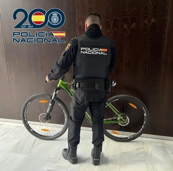 Agente policial con una de las bicicletas recuperadas. - Policia Nacional