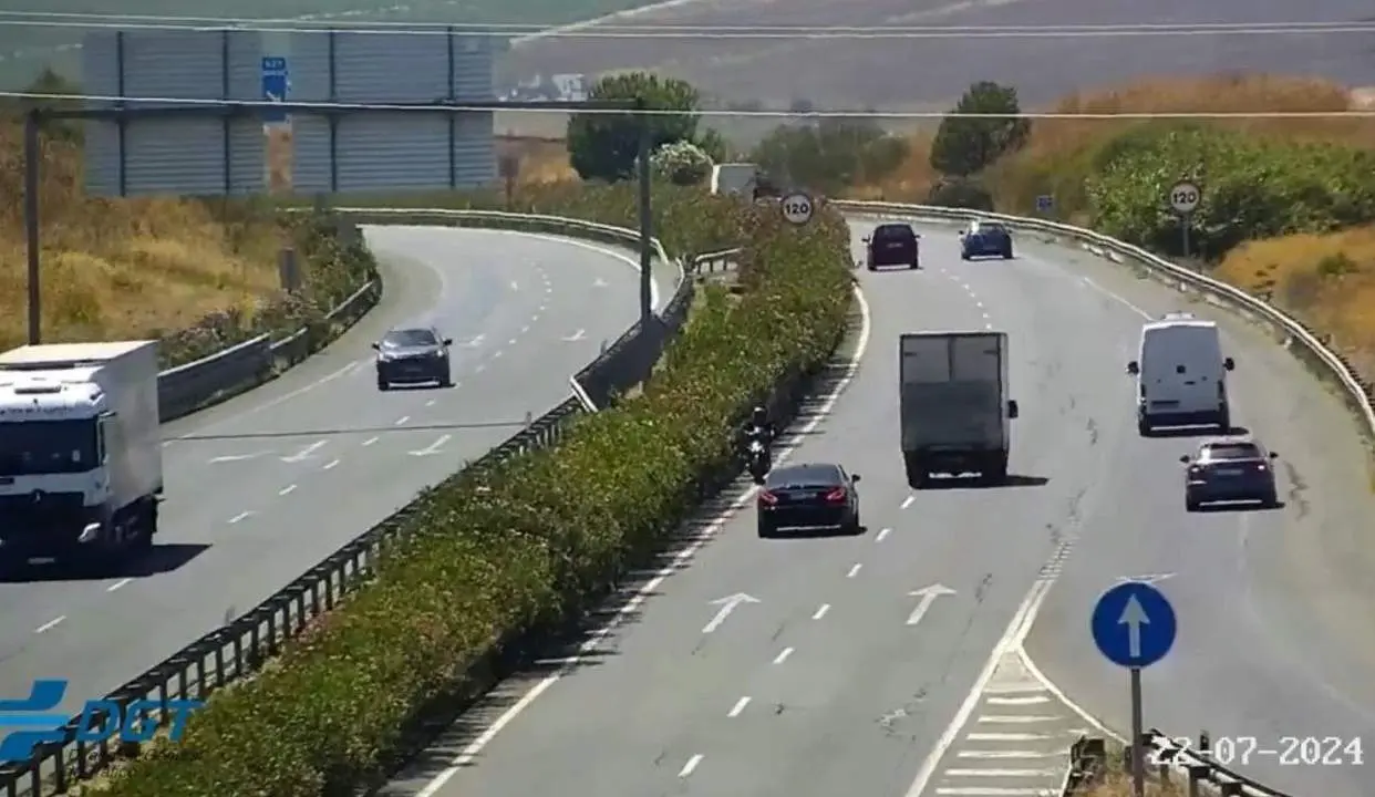 A la izquierda puede verse al motorista.  - Guardia Civil de Tr&aacute;fico